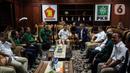 Ketua Harian DPP Partai Gerindra Sufmi Dasco Ahmad (tengah), Wakil Ketua Umum PKB Jazilul Fawaid (kiri), Wakil Ketua Umum Partai Nasdem Ahmad Ali (kanan) berbincang saat pertemuan di Sekretariat Bersama Gerindra-PKB, Jakarta, Kamis (26/1/2023). Pertemuan petinggi Gerindra-PKB-Nasdem tersebut untuk bersilahturahmi antarpartai politik jelang Pemilu 2024 sekaligus membahas koalisi perubahan Indonesia Raya yang diharapkan memberi dampak positif agar persatuan dapat terjaga. (Liputan6.com/Johan Tallo)