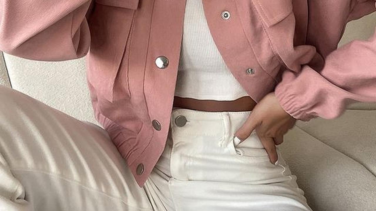 Kombinasi Baju Pink dengan Warna Krem yang Netral