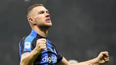 Penyerang Inter Milan, Edin Dzeko berselebrasi usai mencetak gol ke gawang Napoli pada pertandingan lanjutan Liga Serie A Italia di stadion San Siro di Milan, Italia, Kamis (5/1/2023). Inter Milan menang tipis atas Napoli dengan skor 1-0. (AP Photo/Luca Bruno)