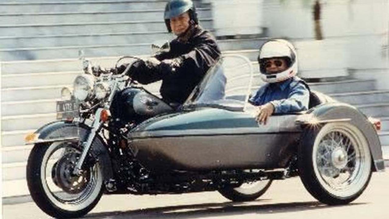 Gagahnya Presiden Soeharto saat geber moge Harley Davidson