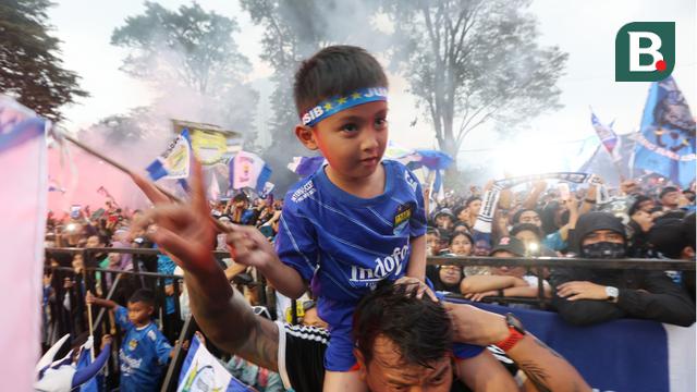 Foto: Potret Bobotoh Cilik di Tengah Meriahnya Pesta Juara Persib Bandung