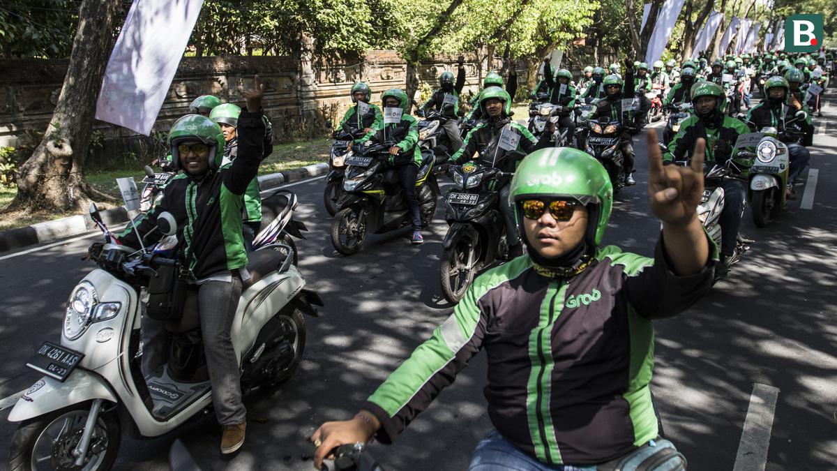 Pawai Tertib Lalu Lintas Driver Grab Bike saat Kawal Api Obor Asian ...