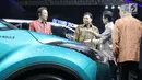 Menteri Perindustrian Airlangga Hartarto meninjau mobil yang dipamerkan dalam ajang GIIAS 2017 di ICE BSD City Tangerang, Kamis (10/8). Pameran ini kembali disebut-sebut sebagai pameran otomotif terbesar di Indonesia. (Liputan6.com/Angga Yuniar)