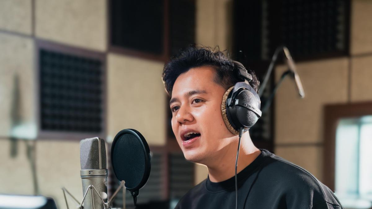 Tertuliskah Namaku: Adiw Memukau dengan Single Debut yang Memadukan Cinta, AI, dan Sinematografi Memukau