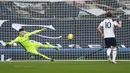 Striker Tottenham Hotspur, Harry Kane menembak untuk mencetak gol dari titik penalti ke gawang Leeds pada pertandingan lanjutan Liga Inggris di Tottenham Hotspur Stadium di London (2/1/2021). Tottenham tertinggal 4 poin dari MU dan Liverpool yang berada di dua teratas. (AP Photo/Ian Walton, Pool)