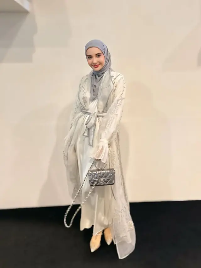 Padu Padan Clean Outfit ala Zaskia Sungkar (Instagram/@zaskiasungkar15)