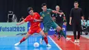 Vietnam berhasil memperkecil ketertinggalan gol lewat brace yang dicetak Nguyen Da Hai. Tampak dalam foto, pemain Timnas Futsal Indonesia, Rio Pangestu Putra (kanan) berduel dengan Nguyen Da Hai (Vietnam) pada babak perempat final Piala Asia Futsal 2026 di Indonesia Arena, Kompleks Gelora Bung Karno, Senayan, Jakarta, Selasa (3/2/2026). (Bola.com/Bagaskara Lazuardi)