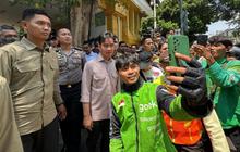 Gibran Sapa Warga di Gondangdia, Pengemudi Ojol dan Pedagang Kopi Dapat Kejutan Sembako!