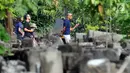 Mantan Presiden Amerika Serikat, Barack Obama saat memasuki kawasan Candi Prambanan, Yogyakarta, Kamis (29/6). Barack Obama beserta keluarga berlibur dan mengunjungi sejumlah tempat di Yogyakarta. (Liputan6.com/Helmi Fithriansyah)