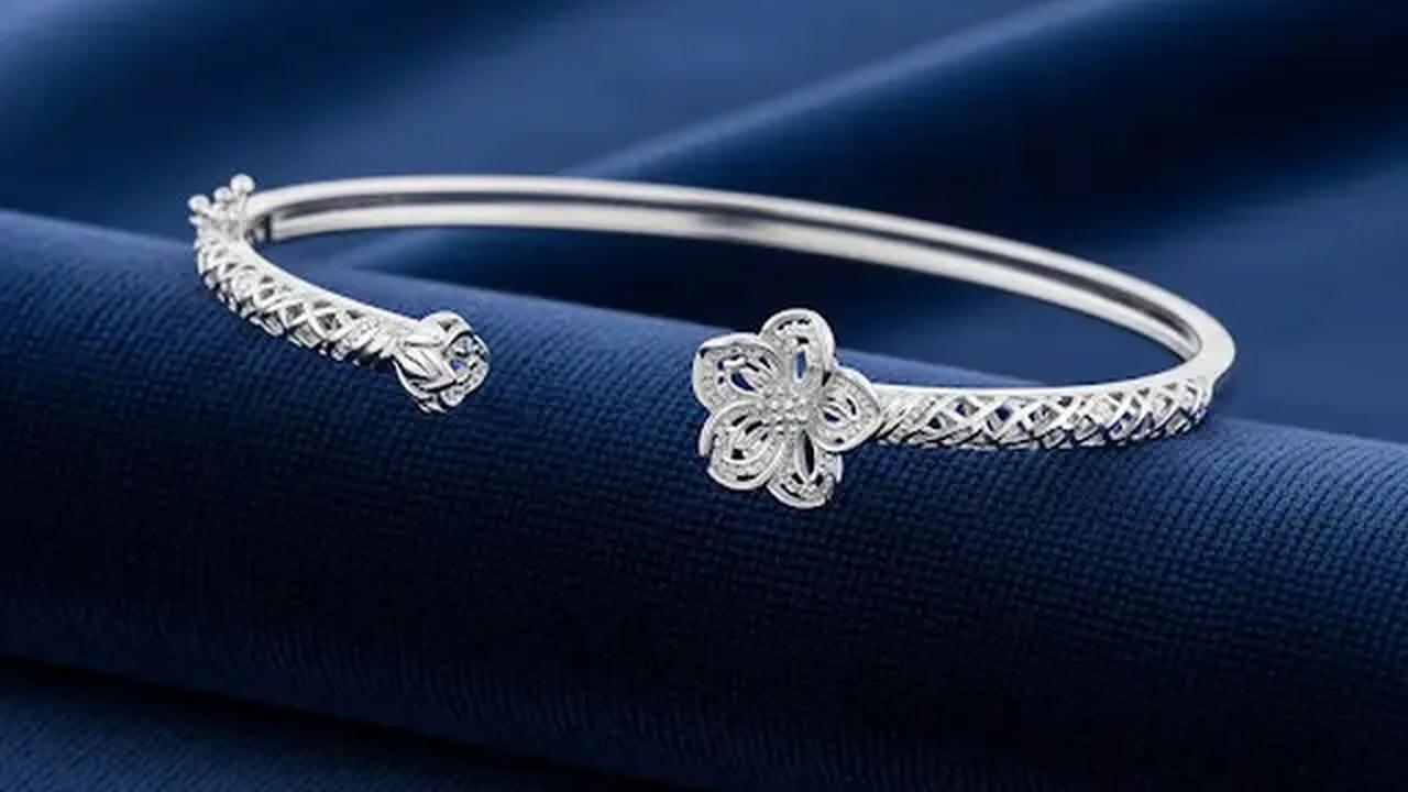 Gelang Emas Putih Motif Bunga Melati Modern/Gelang Motif Bunga Emas Putih Feminin 2025 (Sumber: gemini.com)