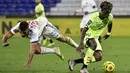 Gelandang Olympique Lyon, Bruno Guimaraes, berebut bola dengan gelandang Dijon, Didier Ndong, pada laga Ligue 1 di Stadion Groupama, Sabtu (29/8/2020) dini hari WIB. Lyon menang 4-1 atas Dijon. (AFP/Philippe Desmazes)
