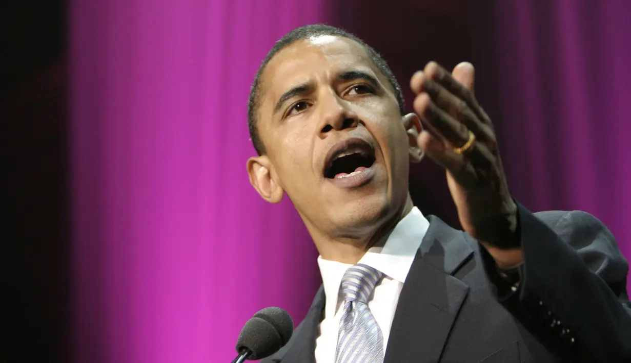 Barack Obama saat berbicara di Annual Rock the Vote Awards ke-12 yang diadakan di National Building Museum pada 8 Juni 2005 di Washington, DC. (Shaun Heasley / Getty Images)