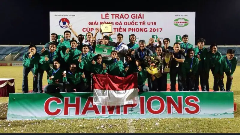 Timnas Indonesia U-16 pada sesi penerimaan penghargaan setelah memastikan jadi juara di turnamen Tien Phong Plastic Cup 2017, Minggu (18/6/2017).