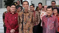 Presiden Joko Widodo bersama Wakil Presiden Jusuf Kalla memberikan keterangan seputar pelantikan Komjen Budi Gunawan menjadi Kapolri di Istana Bogor, Jum'at (13/2/2015). (Liputan6.com/Faizal Fanani)