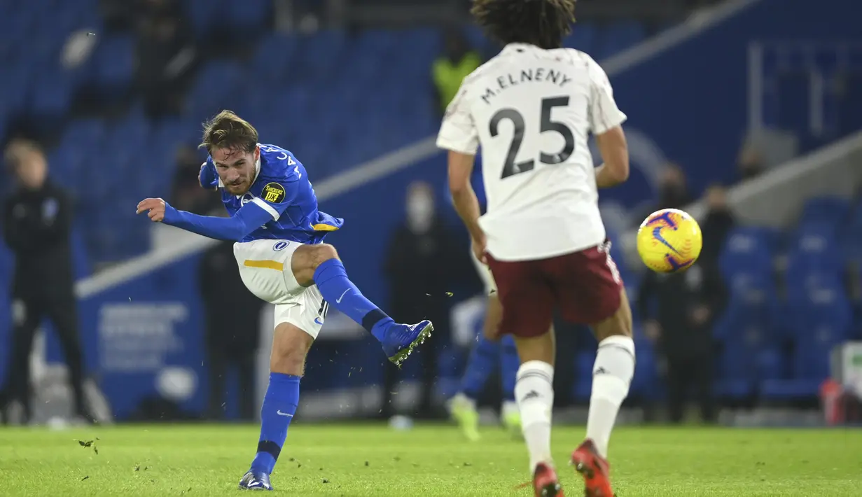 Gelandang Brighton & Hove Albion, Alexis Mac Allister menembak bola saat bertanding melawan Arsenal pada pertandingan lanjutan liga Inggris di stadion Falmer di Brighton, Inggris, Rabu (30/12/2020). Berkat kemenangan ini, Arsenal mengantongi 20 poin dari 16 pertandingan. (Mike Hewitt/Pool via AP)