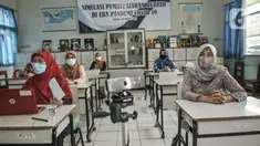 Suasana saat Simulasi Persiapan Kelas Hybrid dalam Pembelajaran Jarak Jauh di SMPN 255, Jakarta, Selasa (30/3/2021). Terkait rencana sekolah tatap muka di Tahun Ajaran Baru, pihak SMPN 255 menggelar simulasi kegiatan belajar mengajar (KBM) dengan model kelas Hybrid. (merdeka.com/Iqbal S Nugroho)