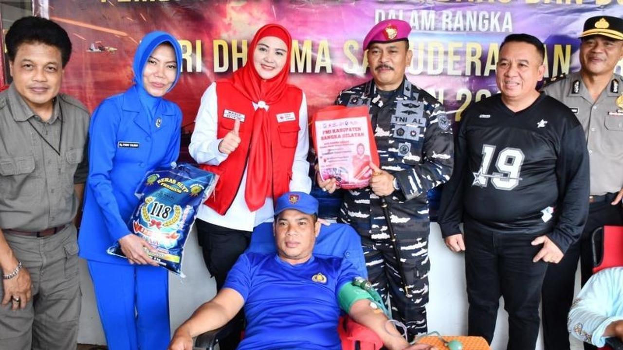 Lanal Babel Salurkan Ratusan Paket Bansos Sembako untuk Nelayan Toboali