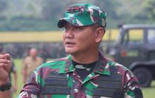 Pakai Seragam Lengkap, Mayjen Kunto Arief Asyik Nonton Atraksi Ekstrem Tong Setan Bareng Ibu Persit