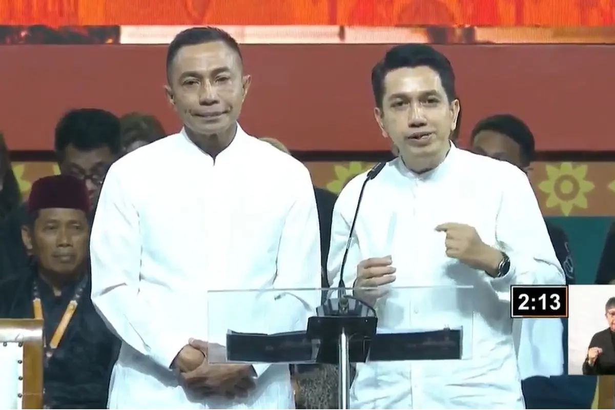 Pasangan calon gubernur dan calon wakil gubernur nomor 2 Dharma Pongrekun-Kun Wardana Abyoto saat membacakan visi misi di debat kedua Pilgub Jakarta 2024.
