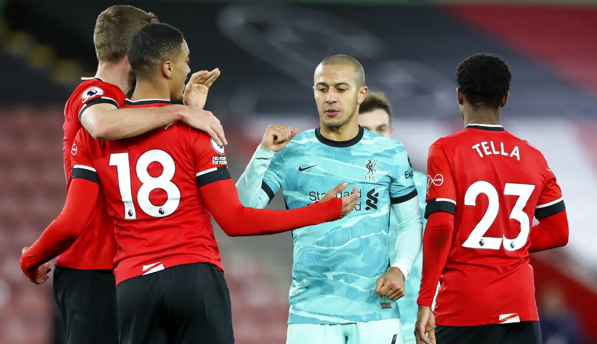 Pemain Liverpool Thiago Alcantara (tengah) memberi selamat kepada pemain Southampton Jan Bednarek (kiri), Yan Valery, dan Nathan Tella (kanan) usai pertandingan Liga Inggris di St Mary's Stadium, Southampton, Inggris, Senin (4/1/2021). Southampton menang 1-0. (AP Photo/Noami Baker,Pool)