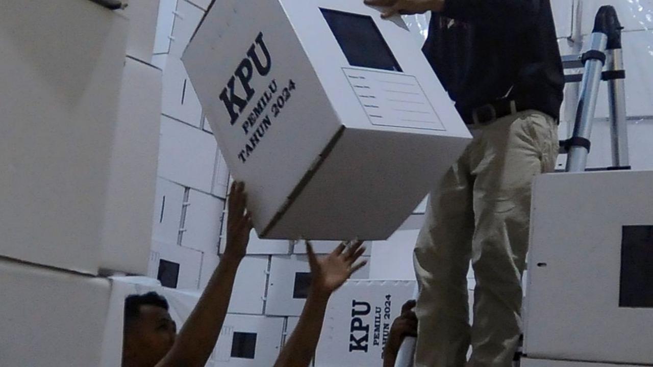 FOTO: Intip Kesibukan Gudang Logistik KPUD Mulai dari Melipat Lembaran Kertas hingga Merakit Kotak Suara Berbahan Kardus di Serpong