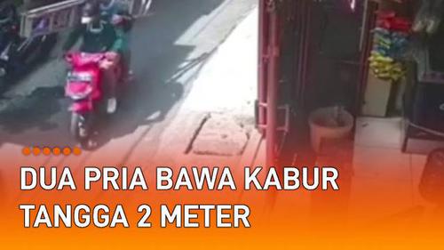 VIDEO: Berlagak Pinjam Untuk Pasang Spanduk, Dua Pria Bawa Kabur Tangga 2 Meter