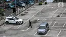 Dua mobil terparkir di lahan parkir sebuah gedung, Jakarta, Kamis (1/5/2020). Indonesia Parking Association (IPA) menyatakan terjadi penurunan bisnis parkir sebesar 75-90 persen seiring penerapan PSBB untuk mencegah penyebaran COVID-19 di Jabodetabek. (Liputan6.com/Faizal Fanani)