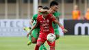 Gelandang Persija Jakarta, Rohit Chand, berebut bola dengan pemain Kalteng Putra, Rizky Dwi Febrianto, pada laga Liga 1 2019 di Stadion Madya, Jakarta, Selasa (20/8). Persija menang 3-0 atas Kalteng Putra. (Bola.com/M Iqbal Ichsan)