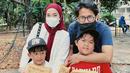 Ayus Sabyan dan Ririe Fairus sedang mengantar sambil menonton dan mendukung anak-anak mereka saat lomba 17 Agustus 2022 di HUT RI ke-77. (Instagram @ririe_fairus)