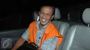Anggota Komisi IV DPR F-PDIP Adriansyah di dalam mobil tahanan usai diperiksa KPK, Jakarta, Selasa (30/6). Adriansyah diperiksa sebagai tersangka dugaan suap izin usaha batubara PT Mitra Maju Sukses di Kabupaten Tanah Laut. (Liputan6.com/Helmi Afandi)