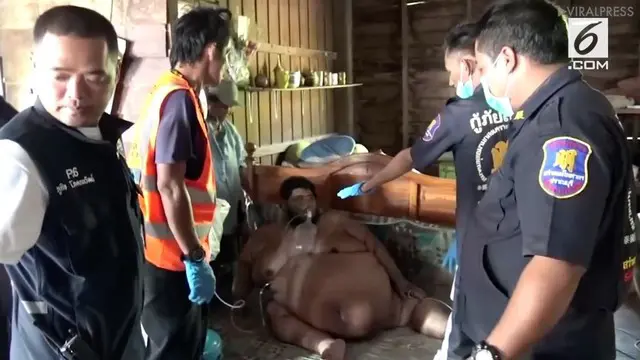 Seorang pria Thailand  terpaksa dievakuasi dari rumahnya karena alami obesitas dan mengalami masalah dalam pernapasan. Ia memiliki berat badan mencapai 317 kilogram.