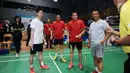 Menpora Imam Nahrawi (kanan) bersama Kevin Sanjaya (kiri) jelang laga eksebisi melawan Candra Wijaya/Ricky Subagja di Candra Wijaya Internasional Badminton Centre, Tangerang Banten, Selasa (19/12). (Liputan6.com/Helmi Fithriansyah)