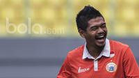 Pemain Persija Jakarta, Bambang Pamungkas, tertawa saat latihan di Stadion Patriot Chandrabhaga, Selasa (4/4/2017). (Bola.com/Vitalis Yogi Trisna)