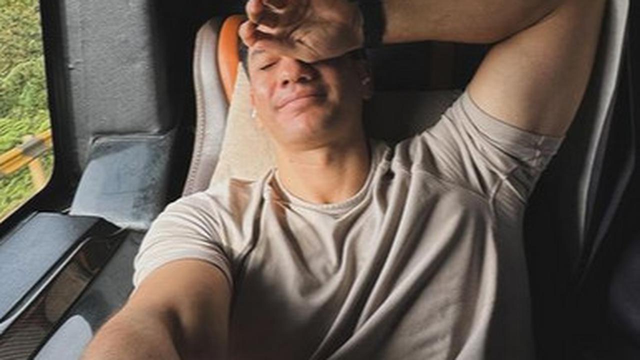 Potret Andrew White Naik Sleeper Bus 14 Jam dari Makassar ke Sorowako, Dijuluki Duta Bus & 'Muka Bantal' Ganteng Abis