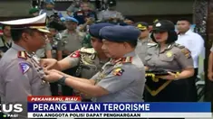 Atas keberanian anggota Mapolda Riau, Kapolri berikan penghargaan kenaikan pangkat serta pin emas.
