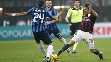 Penyerang AC Milan, Carlos Bacca (kanan) berusaha melewati bek Inter Milan, Jeison Murillo pada lanjutan Serie A Liga Italia di Stadion San Siro, Milan (31/01/2016). AC Milan menang telak atas Inter Milan dengan skor 3-0. (REUTERS/Alessandro Garofalo)