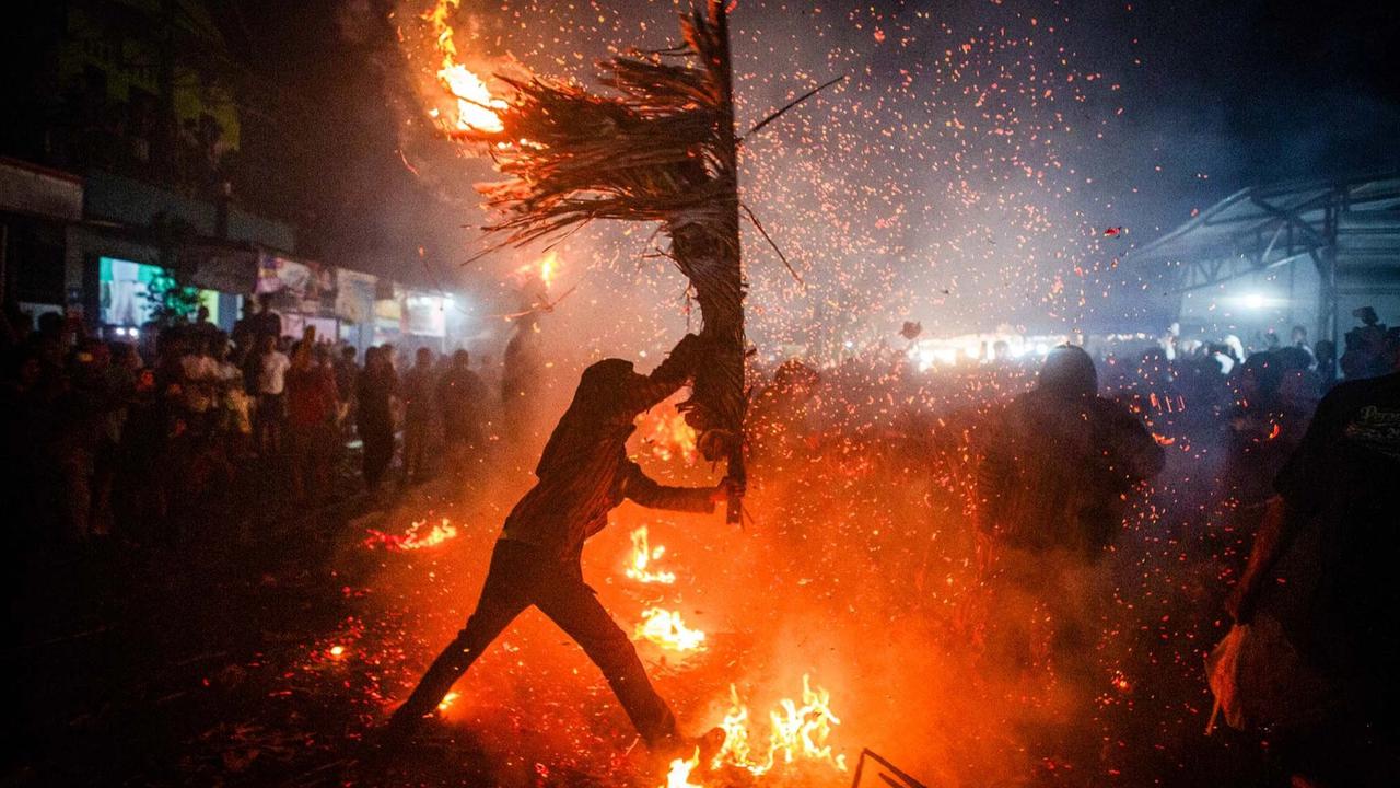 FOTO: Keseruan Tradisi Perang Obor Pikat Ribuan Warga di Jepara