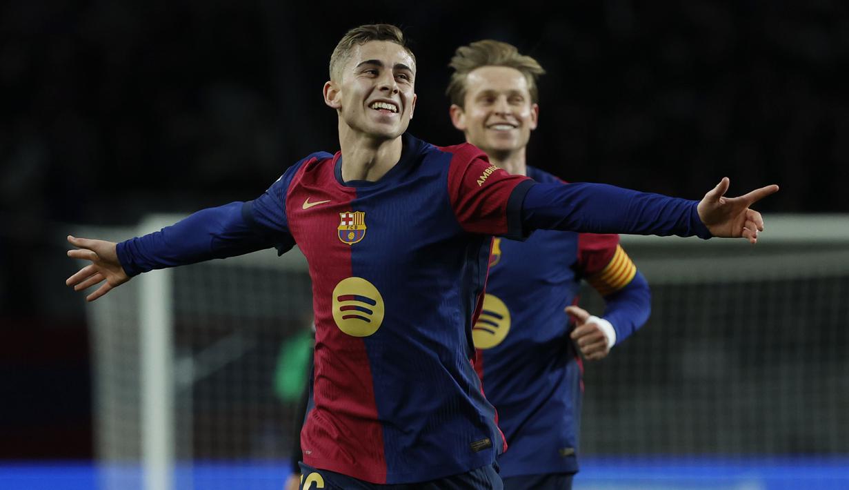 Pemain Barcelona, Fermin Lopez merayakan golnya ke gawang Valencia pada laga lanjutan Liga Spanyol 2024/2025 di Estadi Olimpic Lluis Companys, Barcelona, Spanyol, Senin (27/01/2025) dini hari WIB. (AP Photo/Joan Monfort)