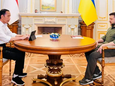 Presiden Joko Widodo atau Jokowi (kiri) berbicara dengan Presiden Ukraina Volodymyr Zelenskyy (kanan) saat bertemu di Istana Maryinsky, Kiev, Ukraina, Rabu (29/6/2022). Presiden Jokowi tiba sekitar pukul 15.00 waktu setempat. (Foto: Biro Pers Sekretariat Presiden)