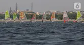 Sejumlah atlet layar beradu kecepatan saat mengikuti pertandingan Jakarta International Sailing Championship 2024 di area Symphony of The Sea, Ancol, Jumat (26/7/2024). (Liputan6.com/Angga Yuniar)