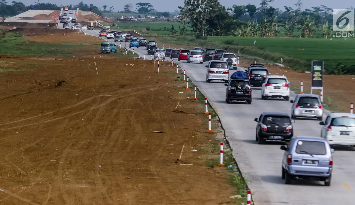 Kendaraan pemudik memadati ruas tol fungsional (tol darurat) Brebes Timur-Pemalang di Tegal, Jawa Tengah, Jumat (30/6). Selama arus balik dari arah Jawa Tengah menuju Jakarta, jalan tol darurat ini akan dibuka 24 jam. (Liputan6.com/Faizal Fanani)