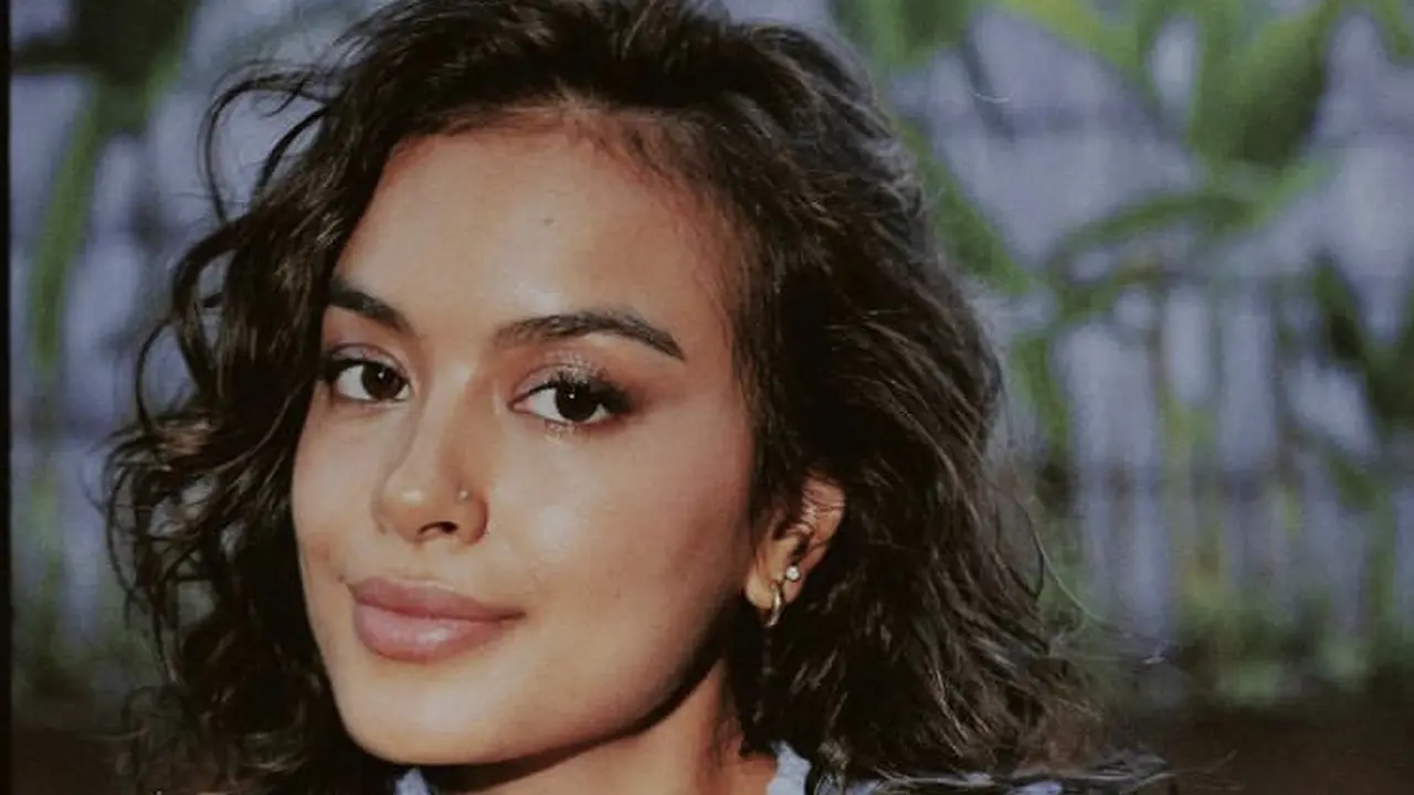 Eva Celia dengan Rambut Panjang Keriting