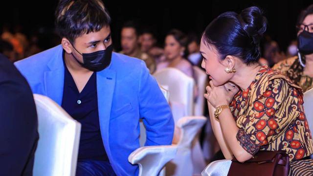 Ditemani Putranya, Ini 7 Potret Yuni Shara dalam Acara Mengenang Ani Yudhoyono