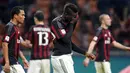Para pemain AC Milan, terlihat kecewa usai bermain imbang 1-1 melawan Lazio pada lanjutan liga Italia serie A di Stadion San Siro, Millan, Senin (21/3/2016) dini hari WIB. (EPA/Matteo Bazzi)