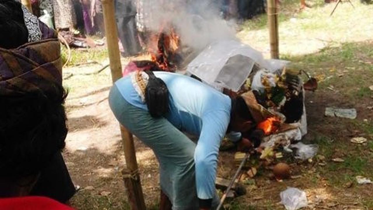 Penari yang tewas tertusuk keris dikremasi bersama topeng rangda