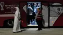 Anggota tim sepak bola nasional Wales tiba jelang Piala Dunia 2022 di Bandara Internasional Hamad, Doha, Qatar, 16 November 2022. Wales akan memainkan pertandingan pertama mereka di Piala Dunia 2022 melawan Amerika Serikat pada 21 November. (AP Photo/Hassan Ammar)