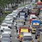 Ratusan kendaraan terjebak kemacetan di ruas tol dalam kota menuju tol Jagorawi dan Cikampek, Jakarta, Kamis (24/12). Jelang malam Natal dan Tahun Baru masyarakat memanfaatkan dan merayakannya di kampung halaman. (Liputan6.com/Helmi Afandi)