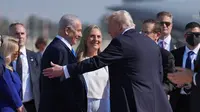 Perdana Menteri Israel Benjamin Netanyahu saat menyambut Presiden Amerika Serikat Donald Trump tiba di Bandara Ben Gurion Airport di dekat Tel Aviv, Israel, pada Senin (13/10/2025). (Dok. AP/Ariel Schalit)