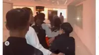 Viral Usaha Jokowi Bikin Romantis Gagal, Rangkulannya di Bandara Ditepis Iriana