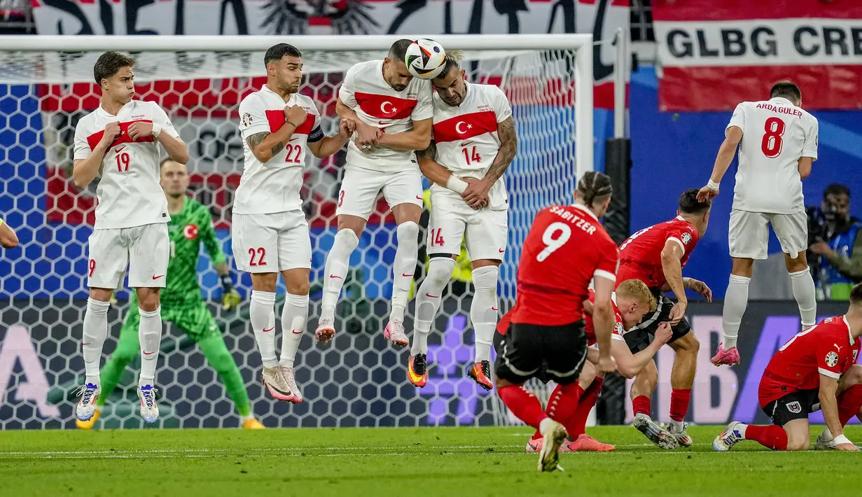 Para pemain Timnas Turki berusaha memblok eksekusi tendangan bebas gelandang Timnas Austria, Marcel Sabitzer pada laga babak 16 besar Euro 2024 di Red Bull Arena, Leipzig, Jerman, Rabu (3/7/2024). (AP Photo/Darko Vojinovic)